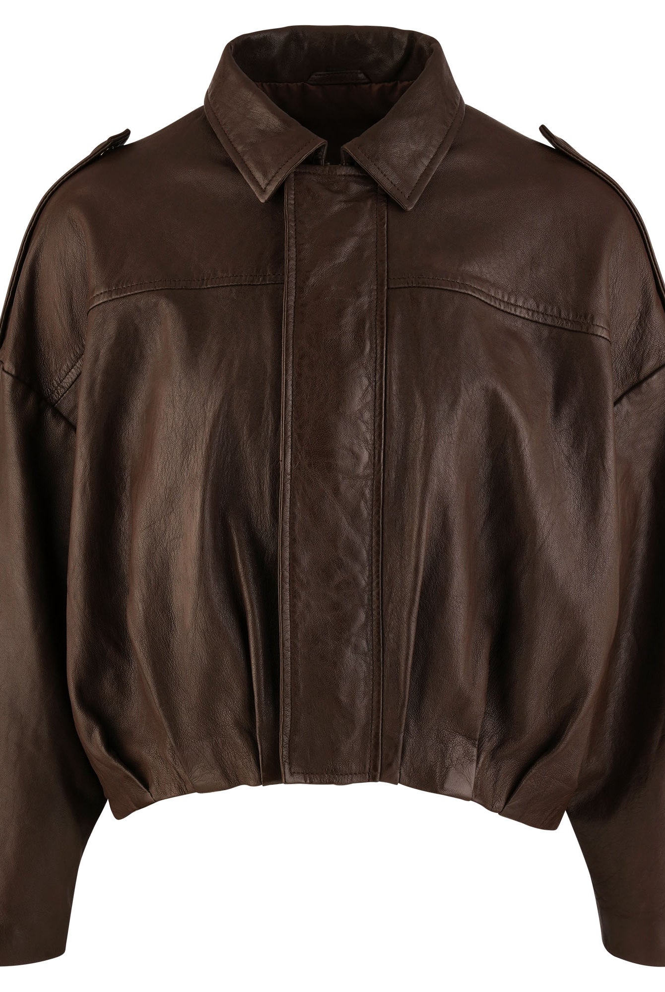 Die trueprodigy Feminine Lederjacke mit Hemdkragen und Raffung am Saum ist eine braune Schafslederjacke mit einer weiten, kastenförmigen Passform, langen Ärmeln, dezenten Schulterklappen, verdecktem Verschluss vorne und einem leicht eingeschnürten Saum.