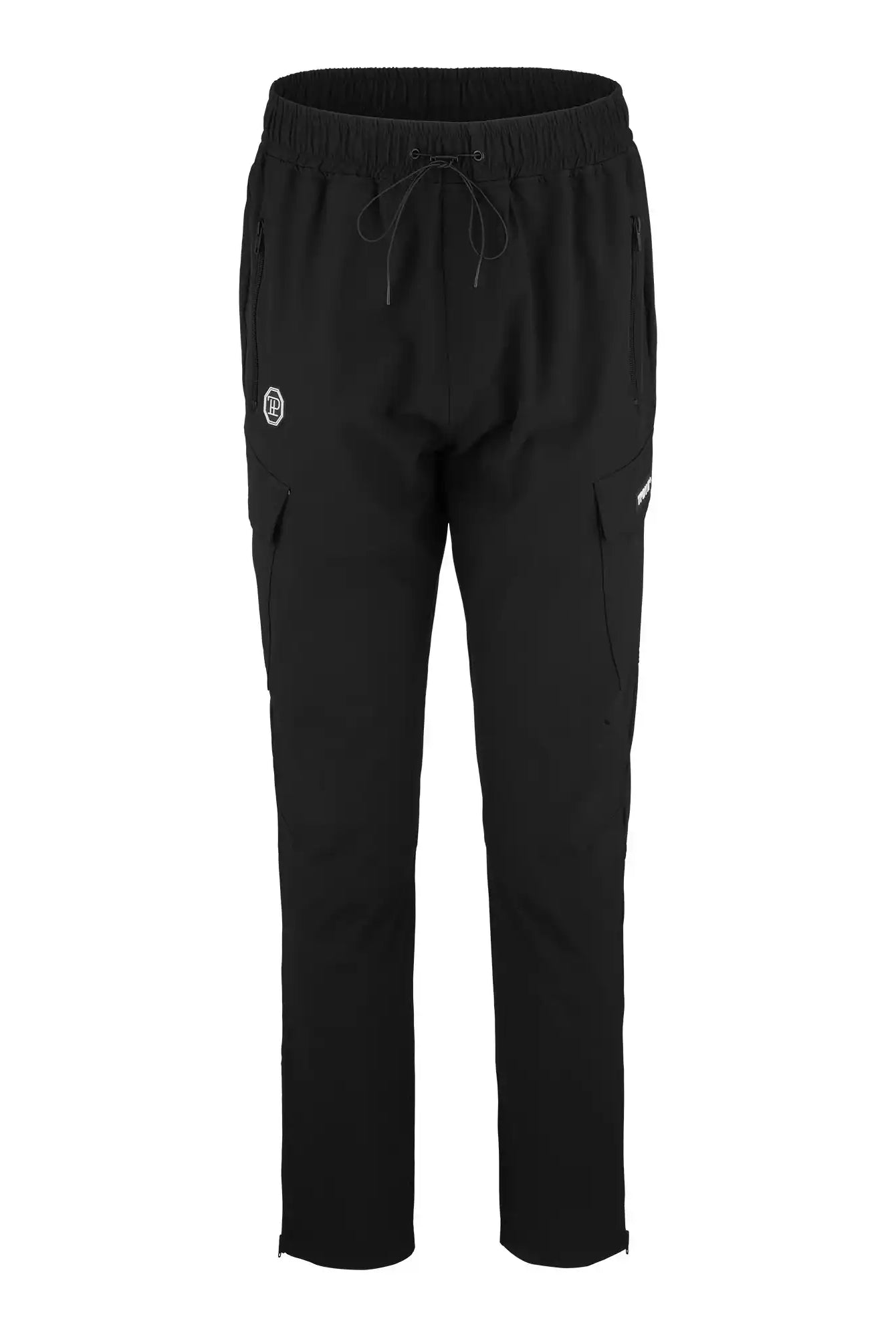 Jonny Leichte Cargo-Trainingshose von trueprodigy: Schwarze Regular Fit Hose mit elastischem Bund, Kordelzug und mehreren Taschen. Auf weißem Hintergrund präsentiert, kleines rundes Logo am linken Oberschenkel.