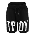 Die Walden Sweatshort mit Print von trueprodigy hat schwarzen Stoff, seitliche Reißverschlusstaschen und einen auffälligen weißen TPDY-Schriftzug auf der Vorderseite - ein moderner Schnitt für Sweatshorts Herren, die auffallen wollen.