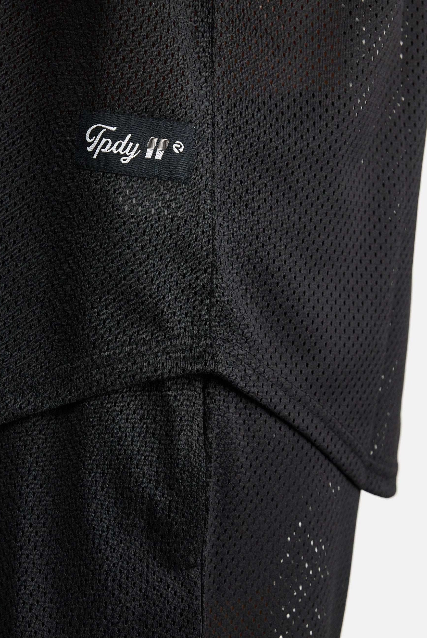 Nahaufnahme der Allen Short aus Mesh von trueprodigy in Schwarz. Sie hat einen sportlichen Schnitt, sichtbare Nähte und Texturen sowie ein kleines schwarzes trueprodigy-Label mit weißem Text und Symbolen.