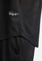 Nahaufnahme der Allen Short aus Mesh von trueprodigy in Schwarz. Sie hat einen sportlichen Schnitt, sichtbare Nähte und Texturen sowie ein kleines schwarzes trueprodigy-Label mit weißem Text und Symbolen.