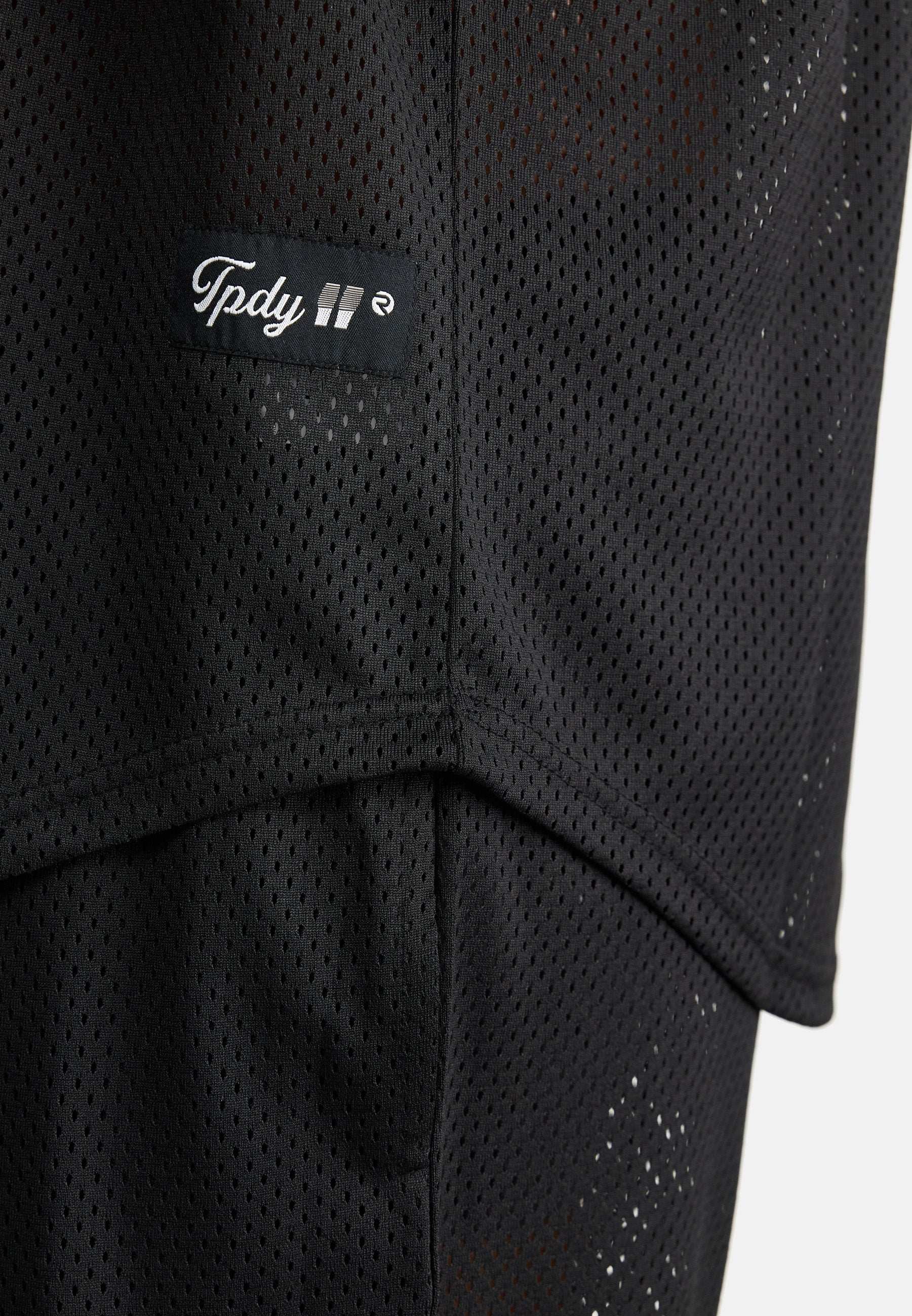 Nahaufnahme der Allen Short aus Mesh von trueprodigy in Schwarz. Sie hat einen sportlichen Schnitt, sichtbare Nähte und Texturen sowie ein kleines schwarzes trueprodigy-Label mit weißem Text und Symbolen.