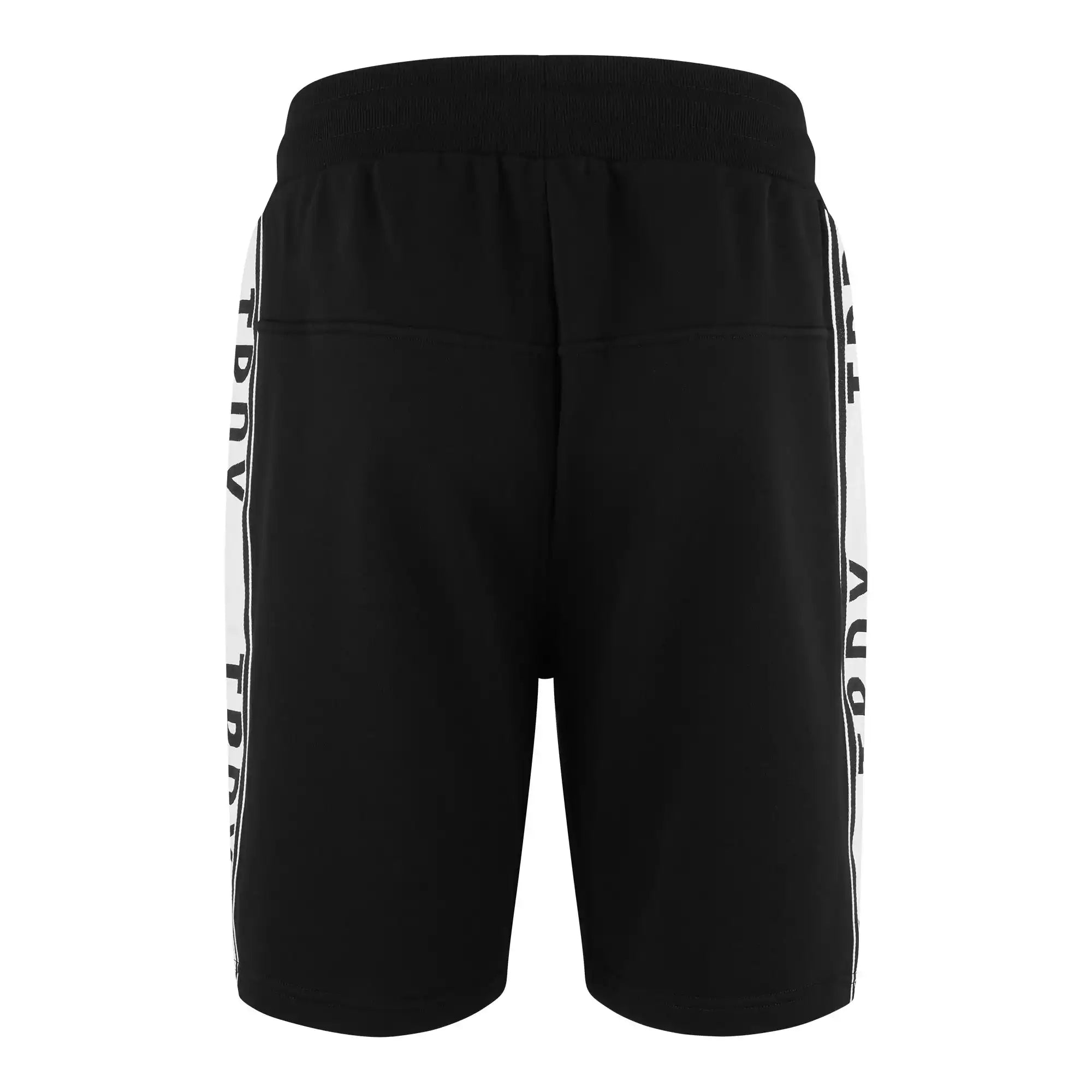 Die Benjamin Logo Short von trueprodigy ist eine schwarze, sportliche Sweatshort für Herren, von hinten gesehen, mit breitem Gummibund und weißen Kontraststreifen mit vertikalem "TRDV"-Print. Ihr Design ist schlicht und lässig.