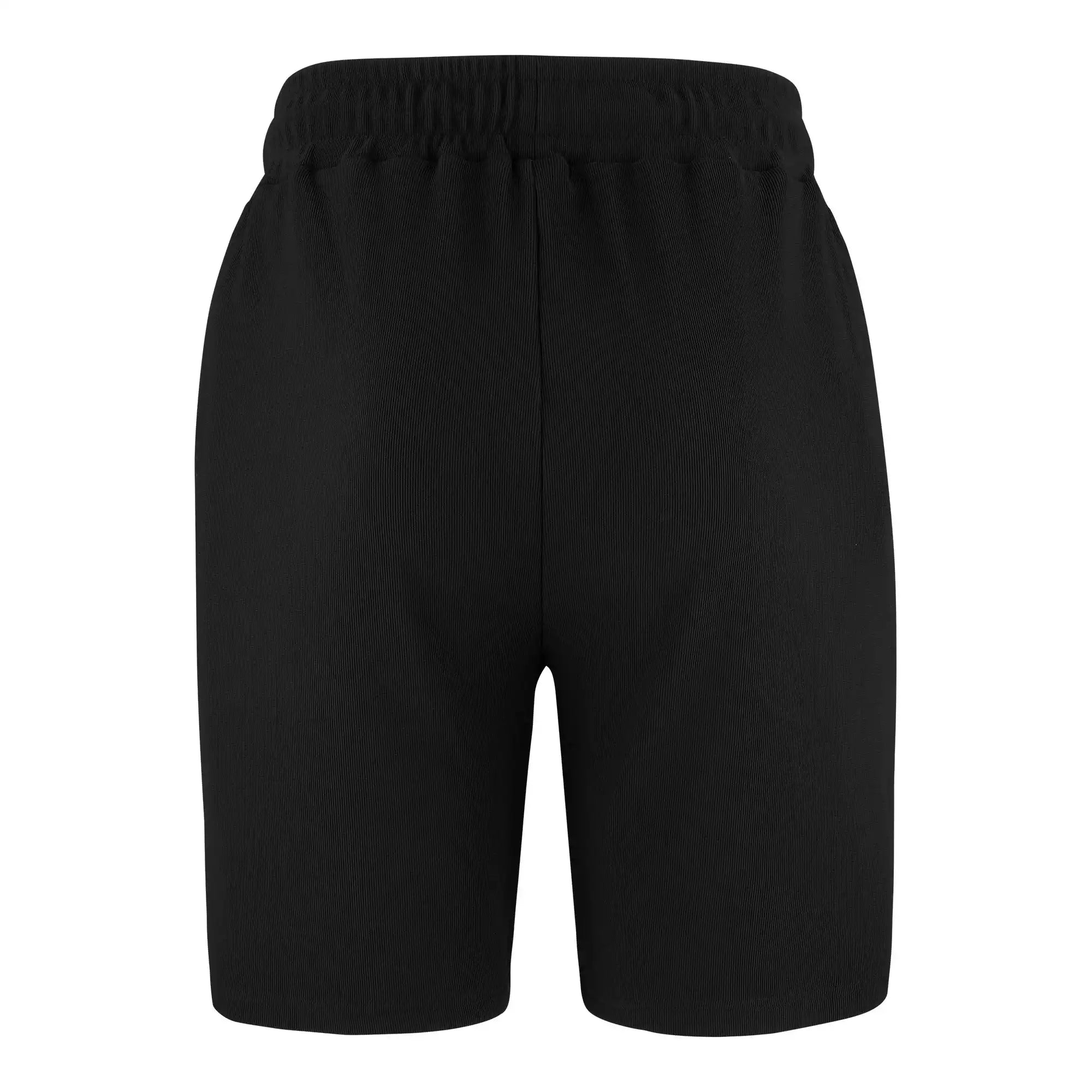 Die Samuel Short mit Stickerei von trueprodigy zeigt sich von hinten vor weißem Hintergrund. Die schwarzen Herren Shorts haben einen elastischen Bund und ein schlichtes, gesticktes Design.