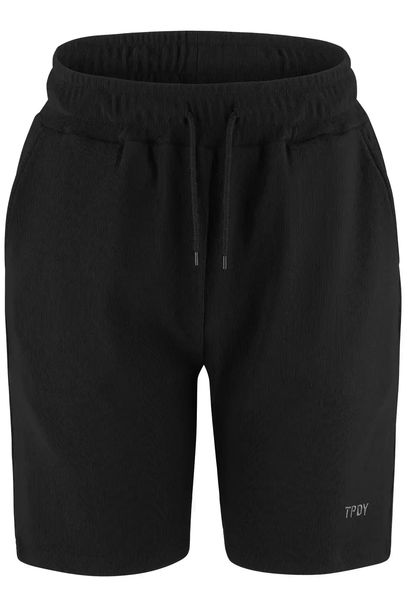 Die Samuel Short mit Stickerei von trueprodigy ist eine schwarze sportliche Herren-Shorts mit elastischem Bund, Kordelzug, Seitentaschen, glattem Material und einem kleinen weißen TPDY-Logo am unteren Saum.