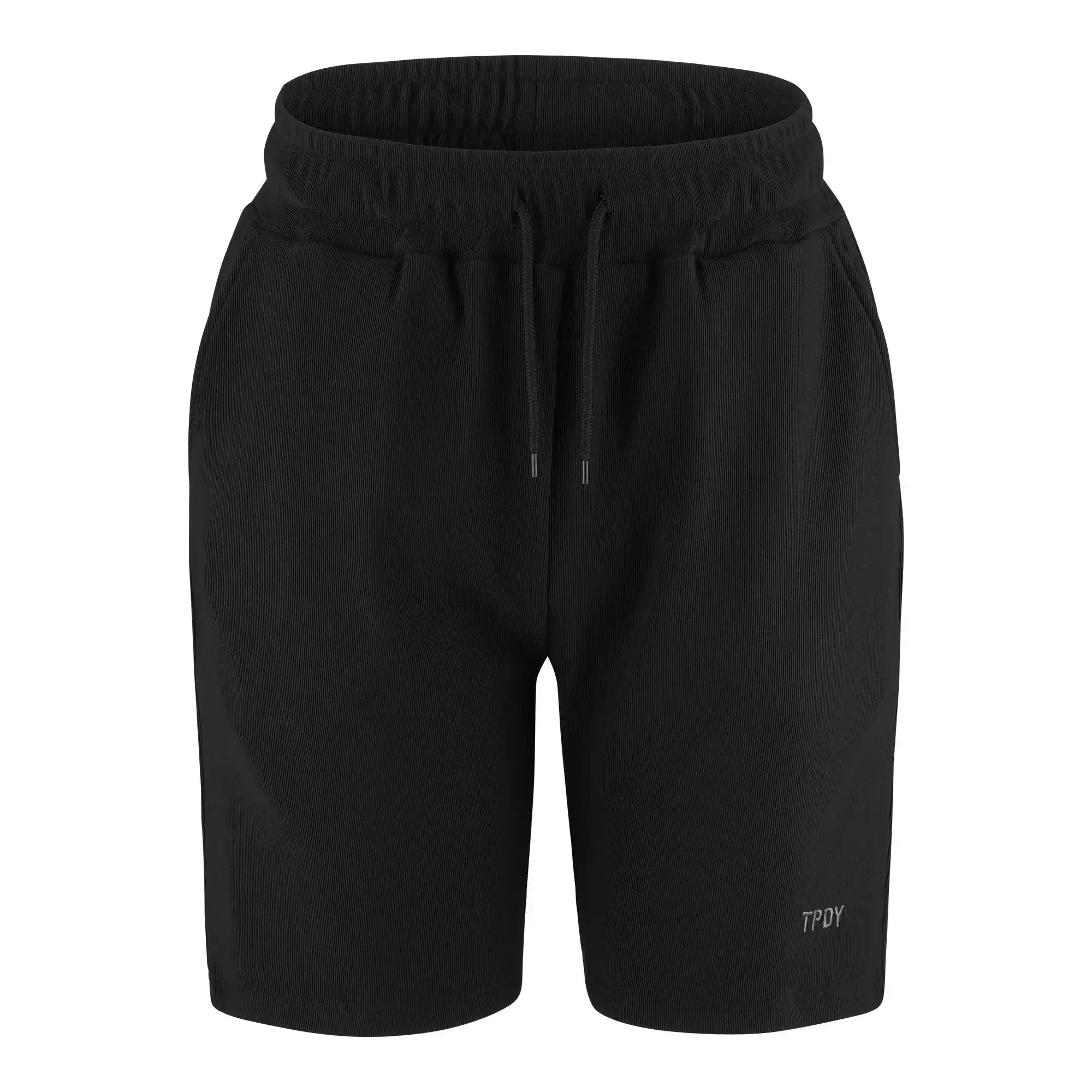 Die Samuel Short mit Stickerei von trueprodigy ist eine schwarze sportliche Herren-Shorts mit elastischem Bund, Kordelzug, Seitentaschen, glattem Material und einem kleinen weißen TPDY-Logo am unteren Saum.