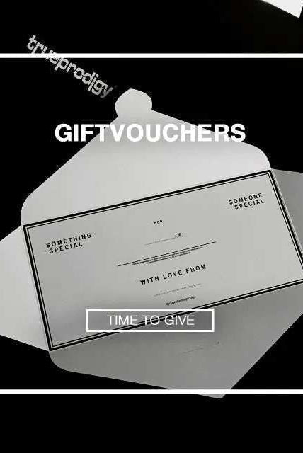 Ein Schwarzweißbild zeigt einen Umschlag mit einem TRUEPRODIGY-Geschenkgutschein darin. Der Gutschein hat Abschnitte mit den Beschriftungen „Für“, „Von“ und „Wert“. Er enthält die Sätze „Jemand Besonderes“ und „Zeit zum Schenken“ sowie das TRUEPRODIGY-Branding.