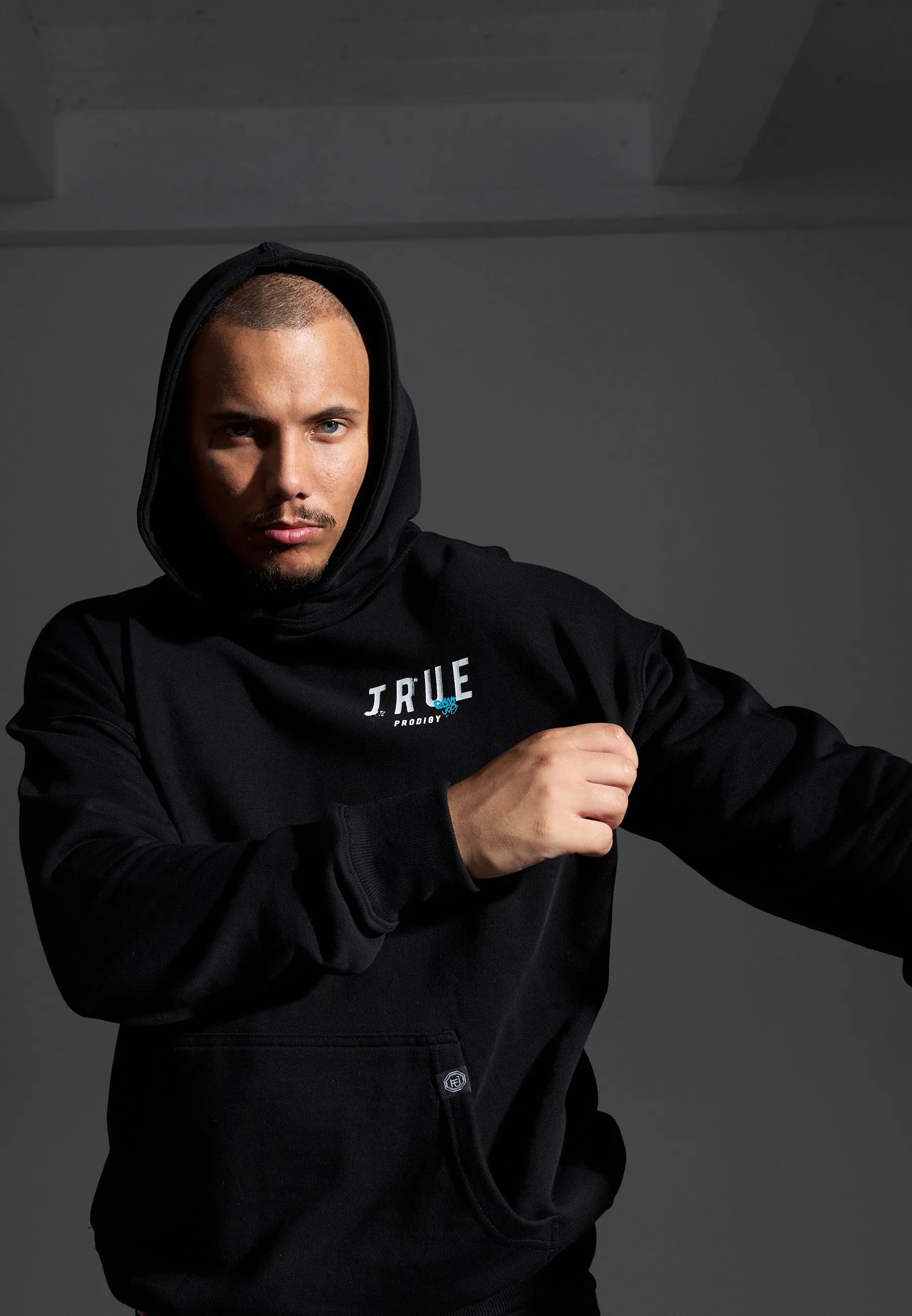 Modelbild mit schwarzem Hoodie