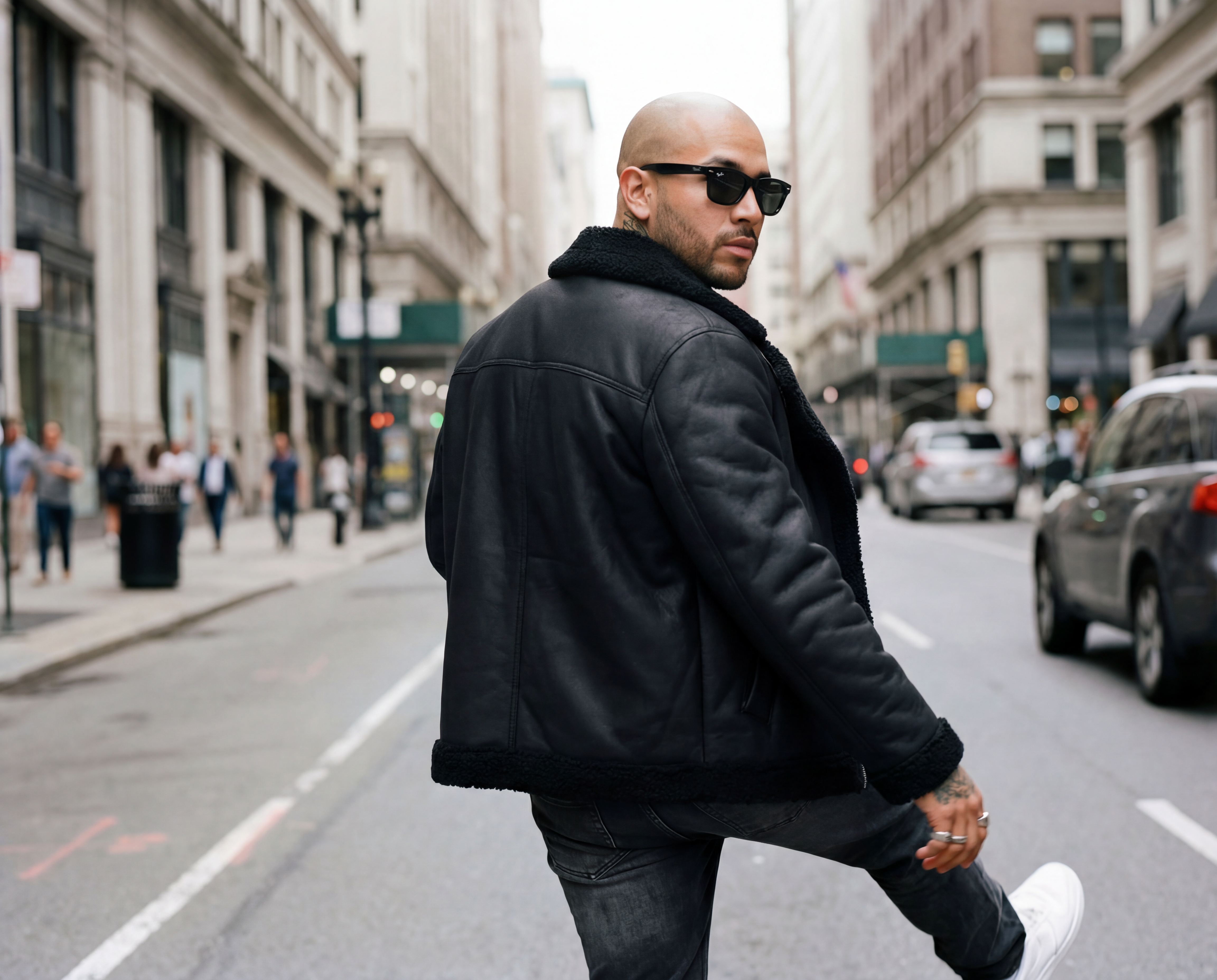 Lederjacke im Winter tragen: So stylst du sie warm und trendy 2026