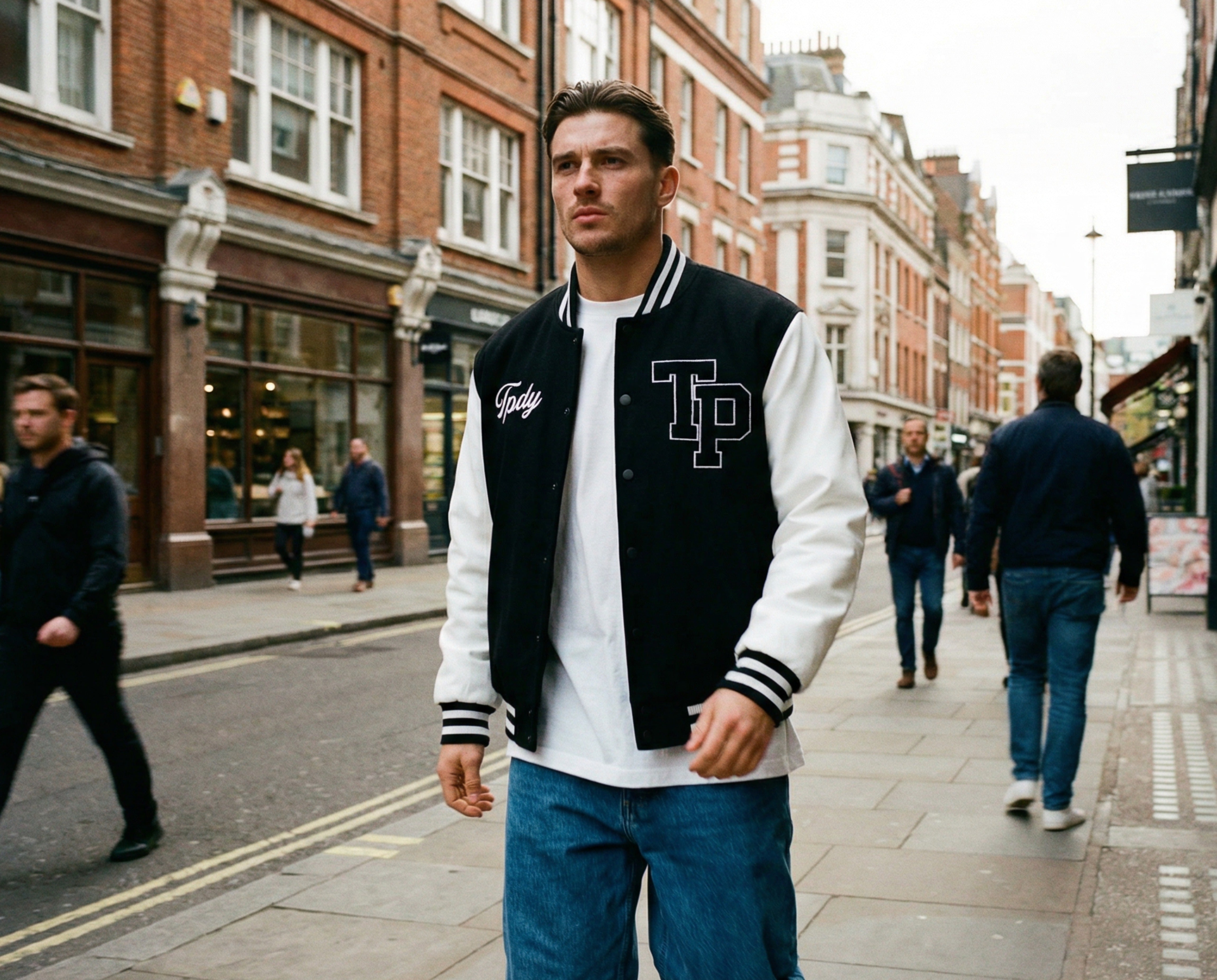 College Jacke Trend 2026: Outfits für Damen & Herren