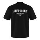 Das Oliver Oversized T-Shirt mit Druck von trueprodigy ist ein schwarzes Unisex-T-Shirt aus schwerem Jersey mit Rundhalsausschnitt. Auf der Rückseite steht weiß "TRUEPRODIGY, VERIFIED STREETWEAR" und ein kleinerer Schriftzug.