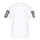 Das Viktor Oversize-Herren-T-Shirt von trueprodigy ist ein schlichtes weißes Unisex-Shirt mit schwarzem DY auf dem linken und TP auf dem rechten Ärmel. Es ist aus schwerem Jersey gefertigt, hat Prints auf der Vorderseite und den Ärmeln und hat eine übergroße Passform ohne weitere sichtbare Markierungen.