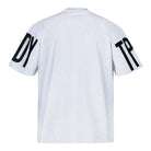 Das Viktor Oversized T-Shirt mit Druck von trueprodigy präsentiert sich von hinten und trägt den schwarzen Schriftzug „TDY“ auf dem linken Ärmel und „TPY“ auf dem rechten. Das Unisex-Modell aus schwerem Jersey sticht vor dem weißen Hintergrund hervor.