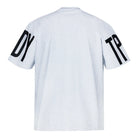 Das Viktor Oversize-Herren-T-Shirt von trueprodigy ist ein locker sitzendes, schweres Jersey-Shirt in Hellgrau. Es zeigt auf der Rückseite große schwarze DY- und TP-Prints auf den Ärmeln und verzichtet auf weitere sichtbare Designs.
