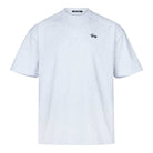 Das Nika F von trueprodigy ist ein übergroßes Unisex-T-Shirt in schlichtem Grau mit kurzen Ärmeln, einer kleinen „Tidy“-Stickerei auf der linken Brust und einem weichen Jersey-Stoff. Sein schlichter Rundhalsausschnitt vereint Komfort und Stil für jede Garderobe.
