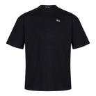 Das Nika F von trueprodigy ist ein schwarzes Unisex-T-Shirt in Oversize-Passform aus weichem Jerseystoff mit kurzen Ärmeln und Rundhalsausschnitt. Auf der linken Brustseite ist ein kleines, weiß gesticktes „Fifty“-Logo angebracht.