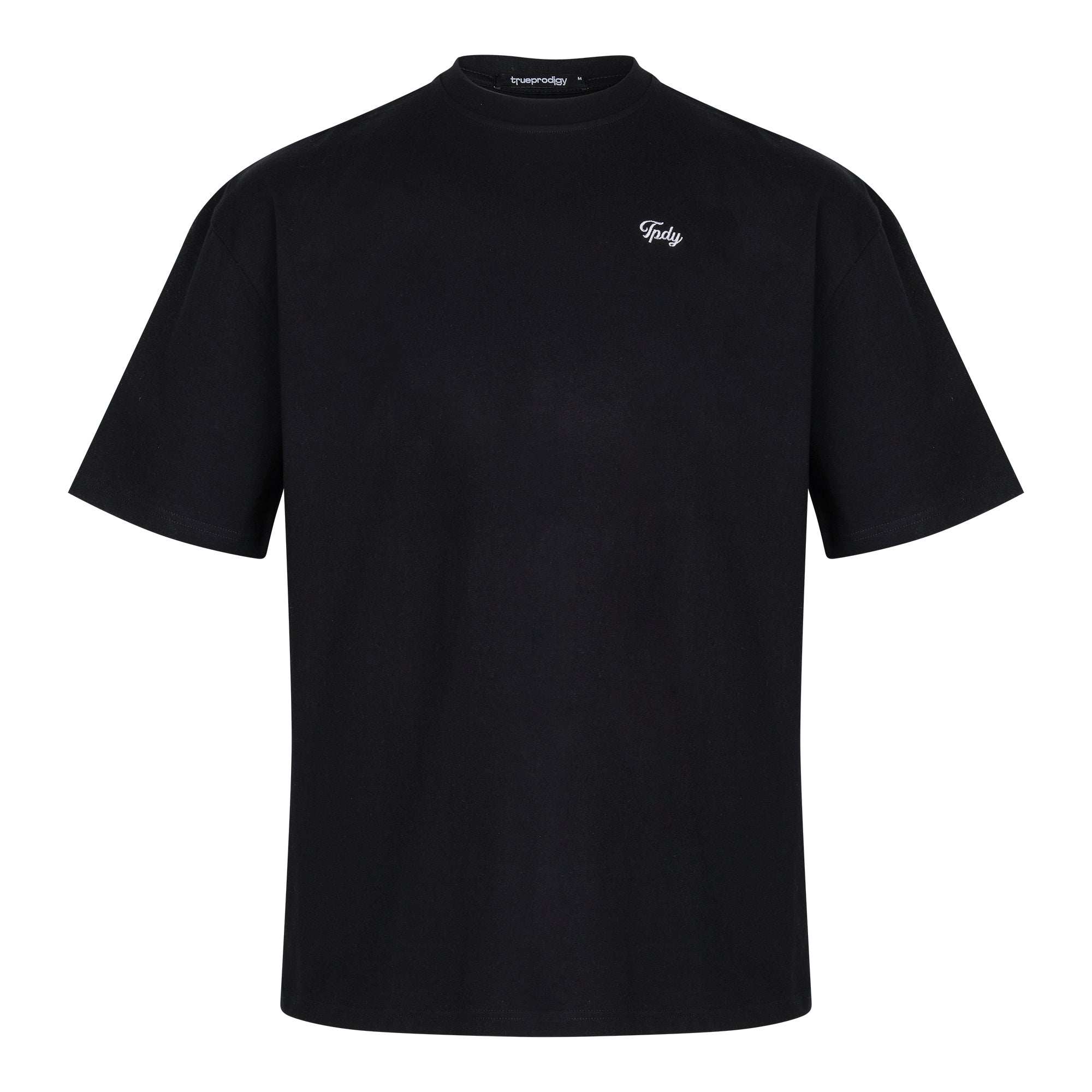 Das Nika F von trueprodigy ist ein schwarzes Unisex-T-Shirt in Oversize-Passform aus weichem Jerseystoff mit kurzen Ärmeln und Rundhalsausschnitt. Auf der linken Brustseite ist ein kleines, weiß gesticktes „Fifty“-Logo angebracht.