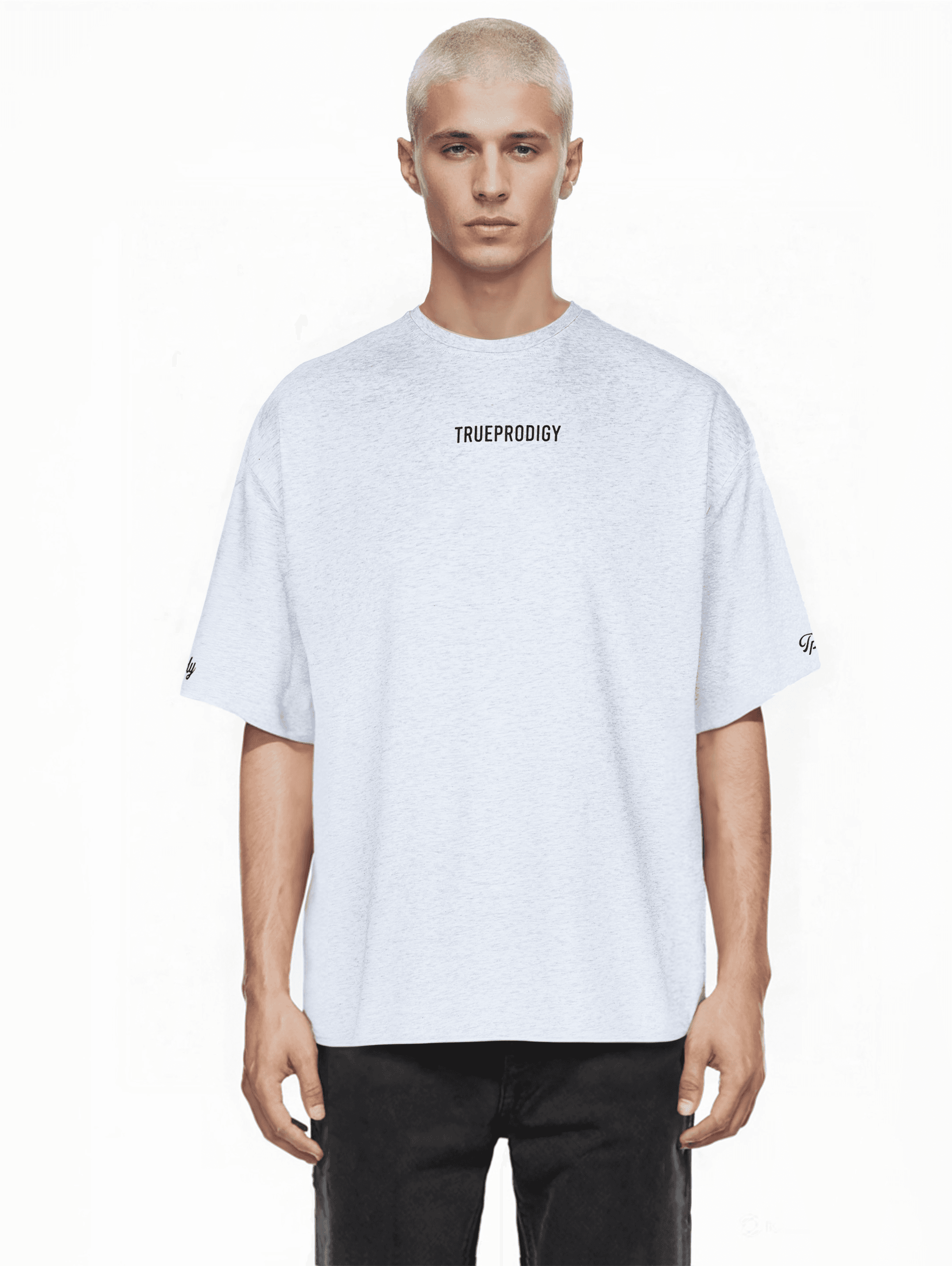 Eine Person mit kurzen, hellen Haaren trägt das Oversize-T-Shirt „Kai“ von trueprodigy in Hellgrau. Der schlichte weiße Hintergrund unterstreicht den Unisex-Appeal dieses trendigen Designs.