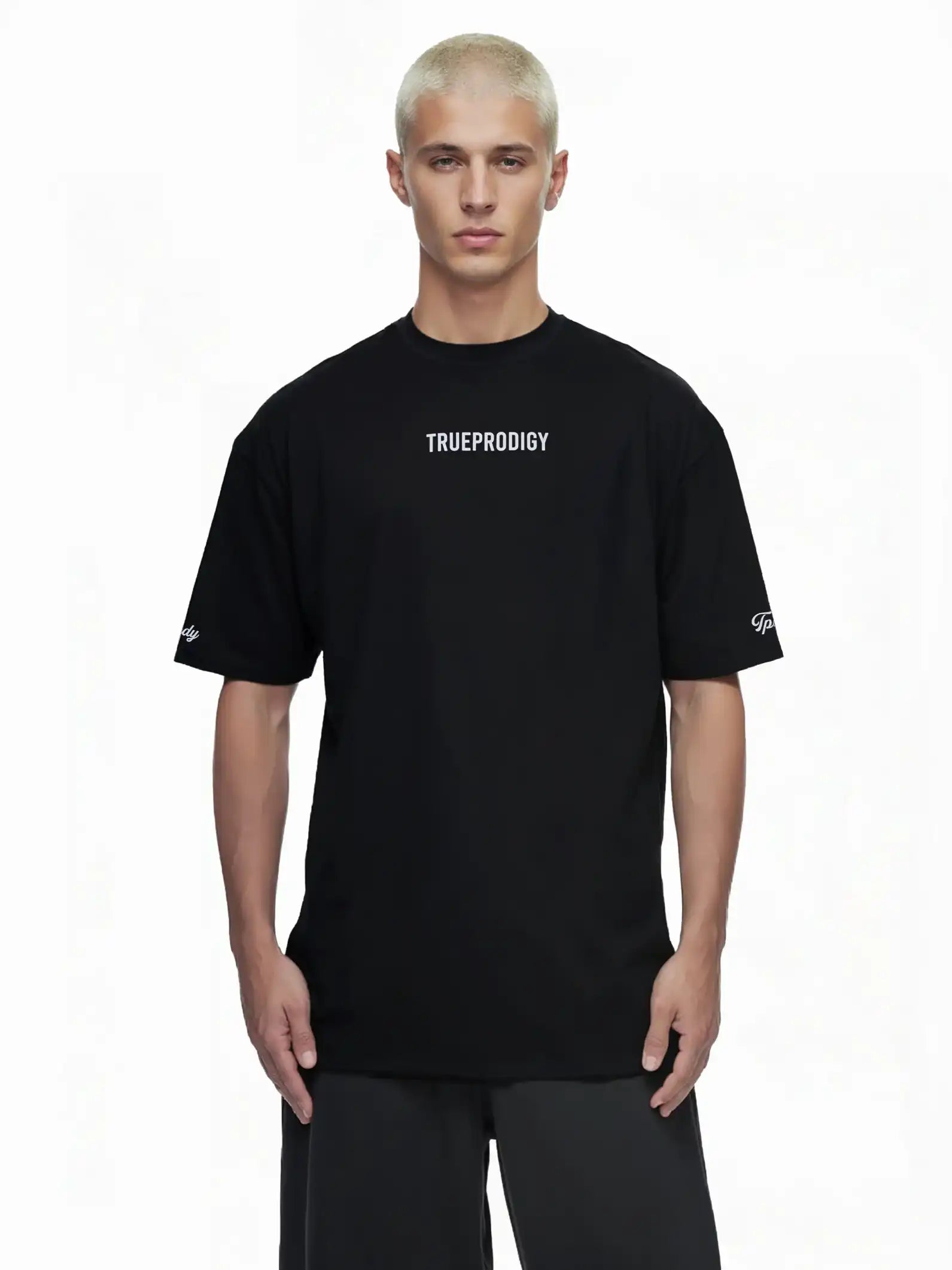 Eine Person mit kurzen gebleichten Haaren trägt ein trueprodigy Kai Oversize-Herren-T-Shirt mit Rückenprint "LIMITLESS" und Markenlogo vorn, stehend vor einem schlichten weißen Hintergrund.