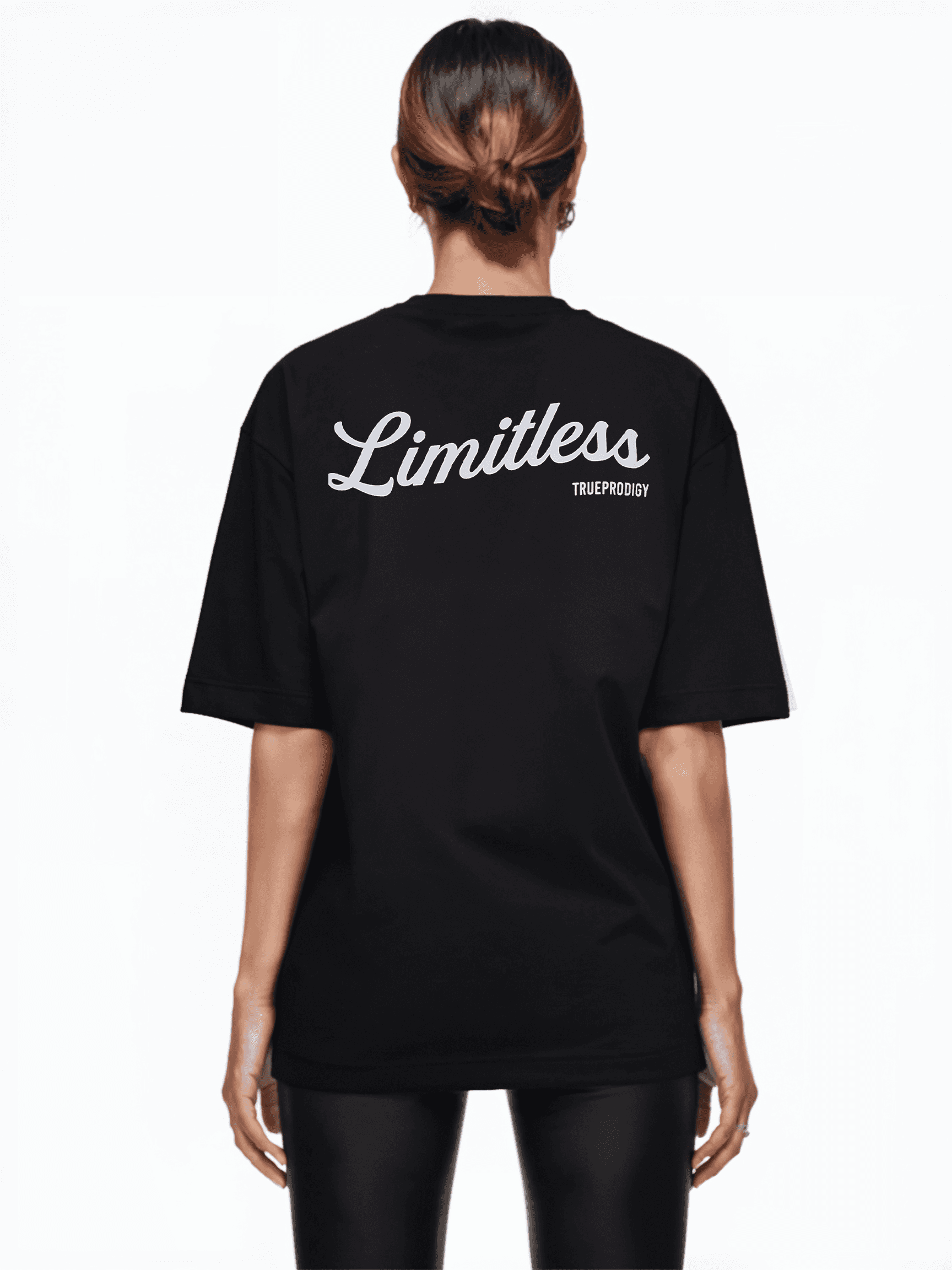 Eine Person mit braunen Haaren blickt abgewandt und trägt ein übergroßes schwarzes Trueprodigy Kai F T-Shirt mit „Limitless“-Logoprint auf dem Rücken und eine schwarze Hose. Der schlichte weiße Hintergrund unterstreicht die starke Aussage dieses Unisex-T-Shirts.