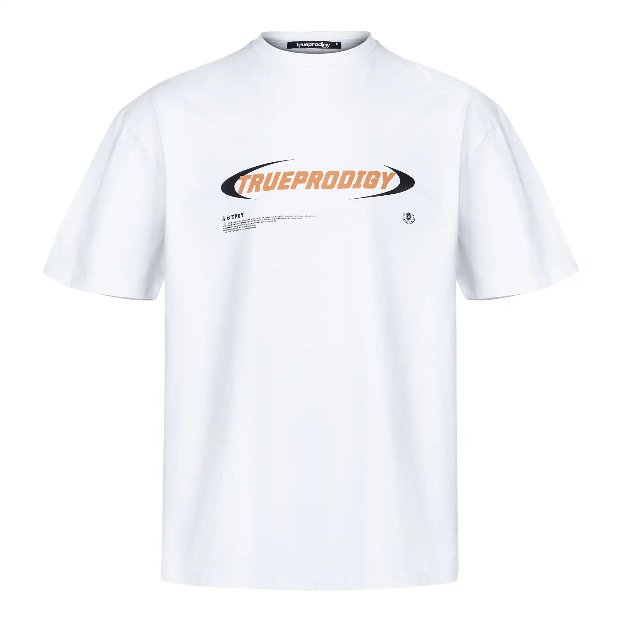 Das Ravi Oversize-Shirt von trueprodigy ist ein weißes Unisex-T-Shirt aus schwerem Jersey mit kurzen Ärmeln. Es zeigt ein großes orange-schwarzes trueprodigy-Logo auf der Brust, schwarze geschwungene Linien und einen kleinen Text darunter.