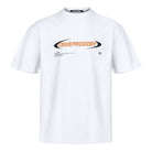 Das weiße, übergroße Unisex-T-Shirt „Ravi“ von trueprodigy zeigt ein orange-schwarzes Logo mit kleinem schwarzen Text darunter. Es hat einen runden Ausschnitt und kurze Ärmel – ideal für einen lässigen und dennoch stylischen Look.