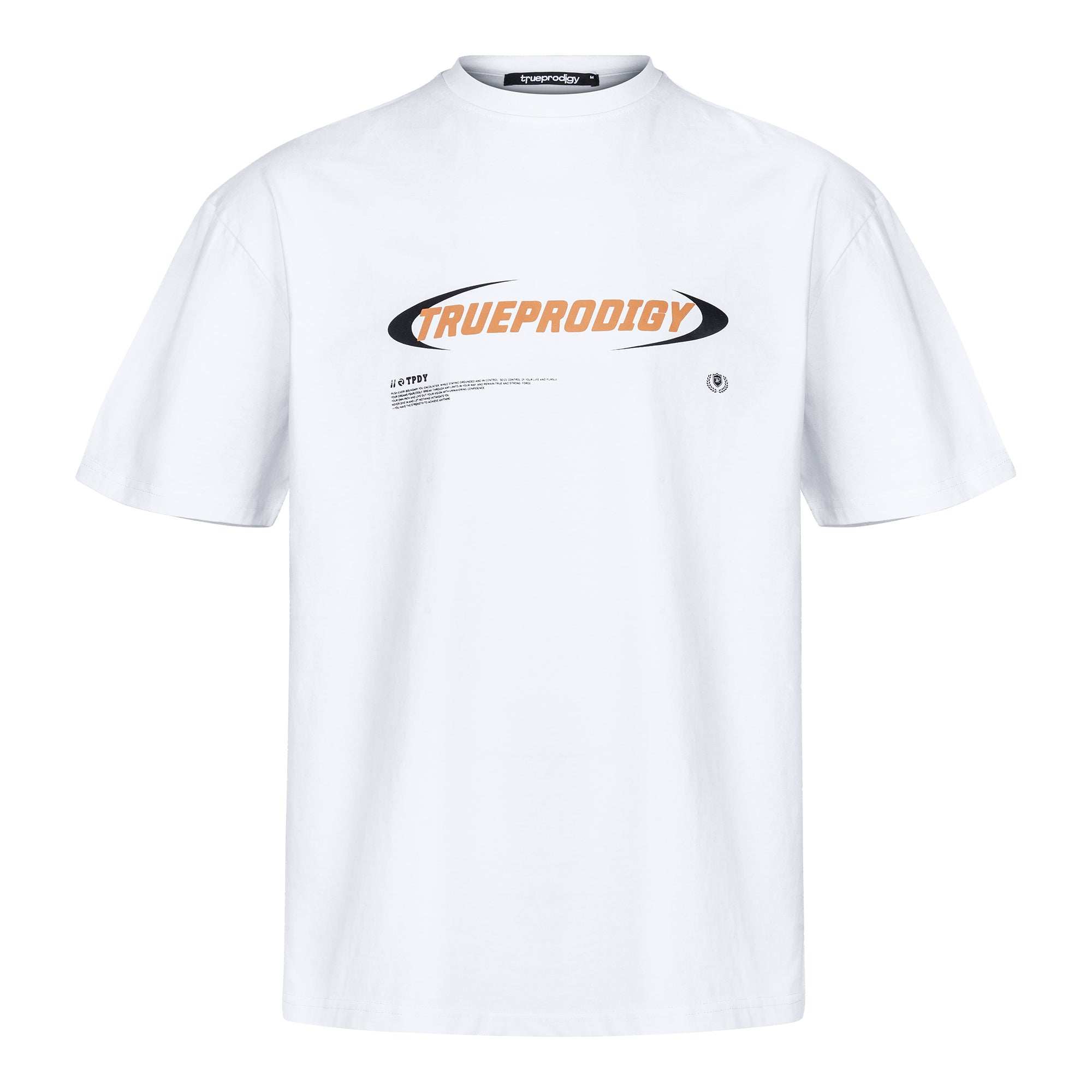 Das weiße, übergroße Unisex-T-Shirt „Ravi“ von trueprodigy zeigt ein orange-schwarzes Logo mit kleinem schwarzen Text darunter. Es hat einen runden Ausschnitt und kurze Ärmel – ideal für einen lässigen und dennoch stylischen Look.