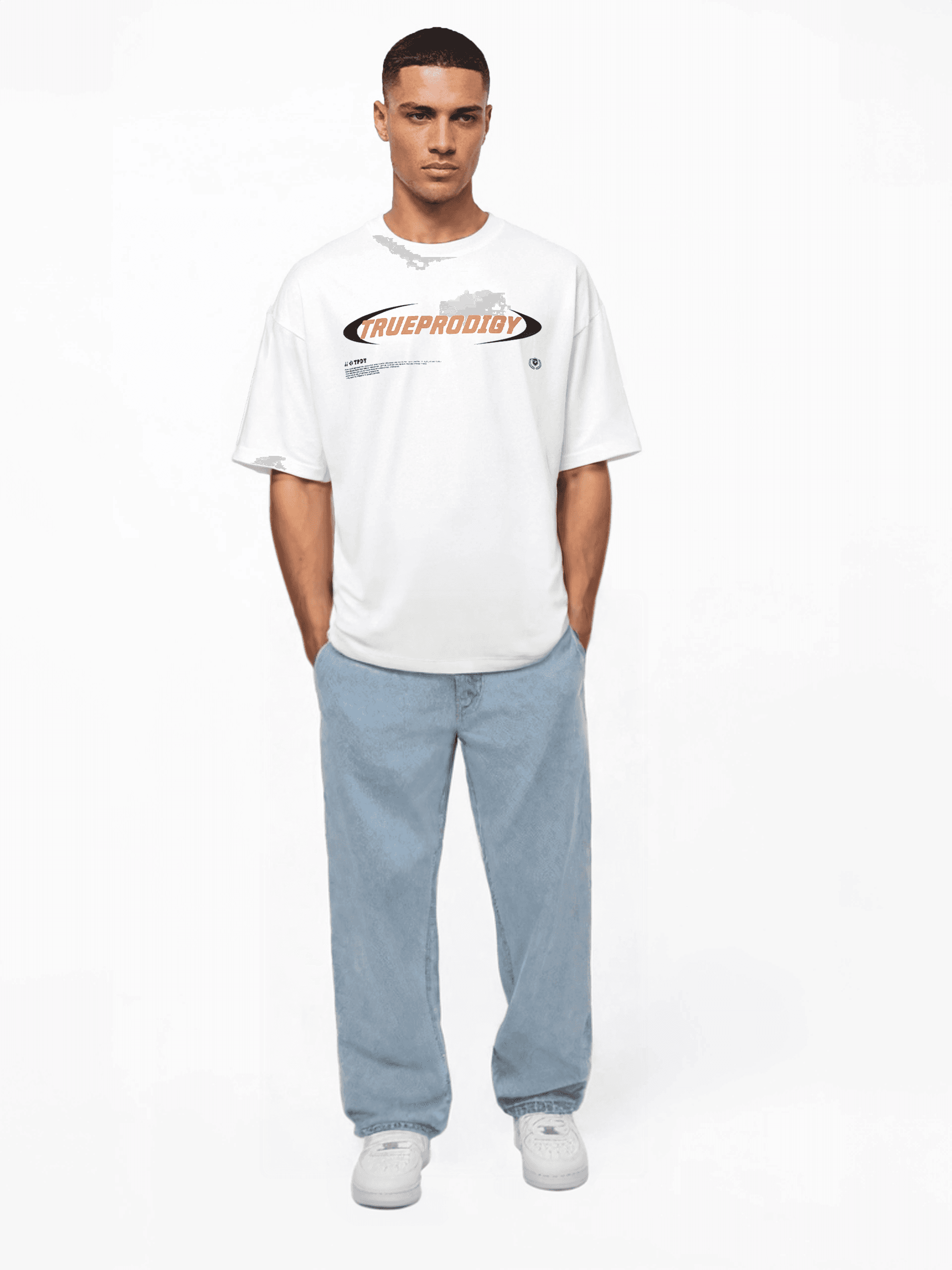 Vor einem weißen Hintergrund steht eine Person, die ein übergroßes Trueprodigy „Ravi“-Unisex-T-Shirt aus weichem Jerseystoff trägt, dazu hellblaue Jeans und weiße Turnschuhe, die Hände lässig in den Taschen.
