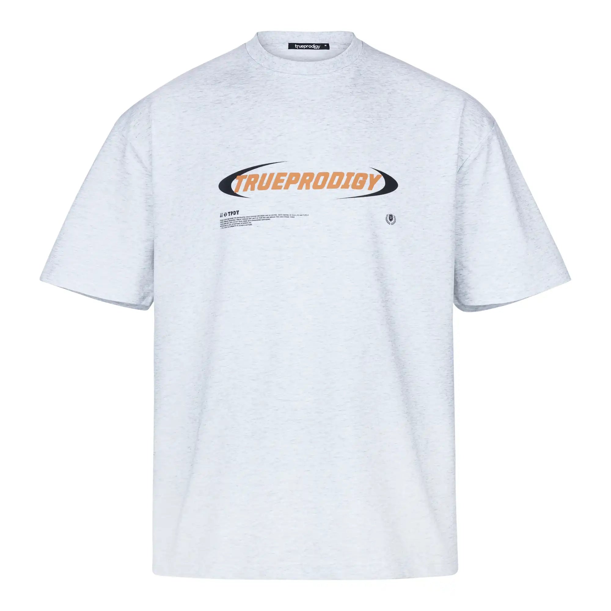 Das Ravi Oversize-Shirt von trueprodigy ist ein hellgraues Unisex-T-Shirt mit einem großen orange-schwarzen trueprodigy-Logo auf der Vorderseite, darunter ein kleiner schwarzer Schriftzug. Es ist aus schwerem Jersey-Stoff für dauerhaften Tragekomfort gefertigt.