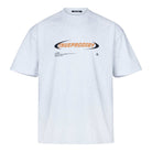 Das Unisex-T-Shirt „Ravi“ von trueprodigy hat einen Rundhalsausschnitt und eine Oversize-Passform. Es besteht aus grauem Jersey mit kräftigem orange-schwarzem „TRUE PRODIGY“-Schriftzug, zusätzlichem schwarzen Text und einem kleinen Logo mittig auf der Brust.