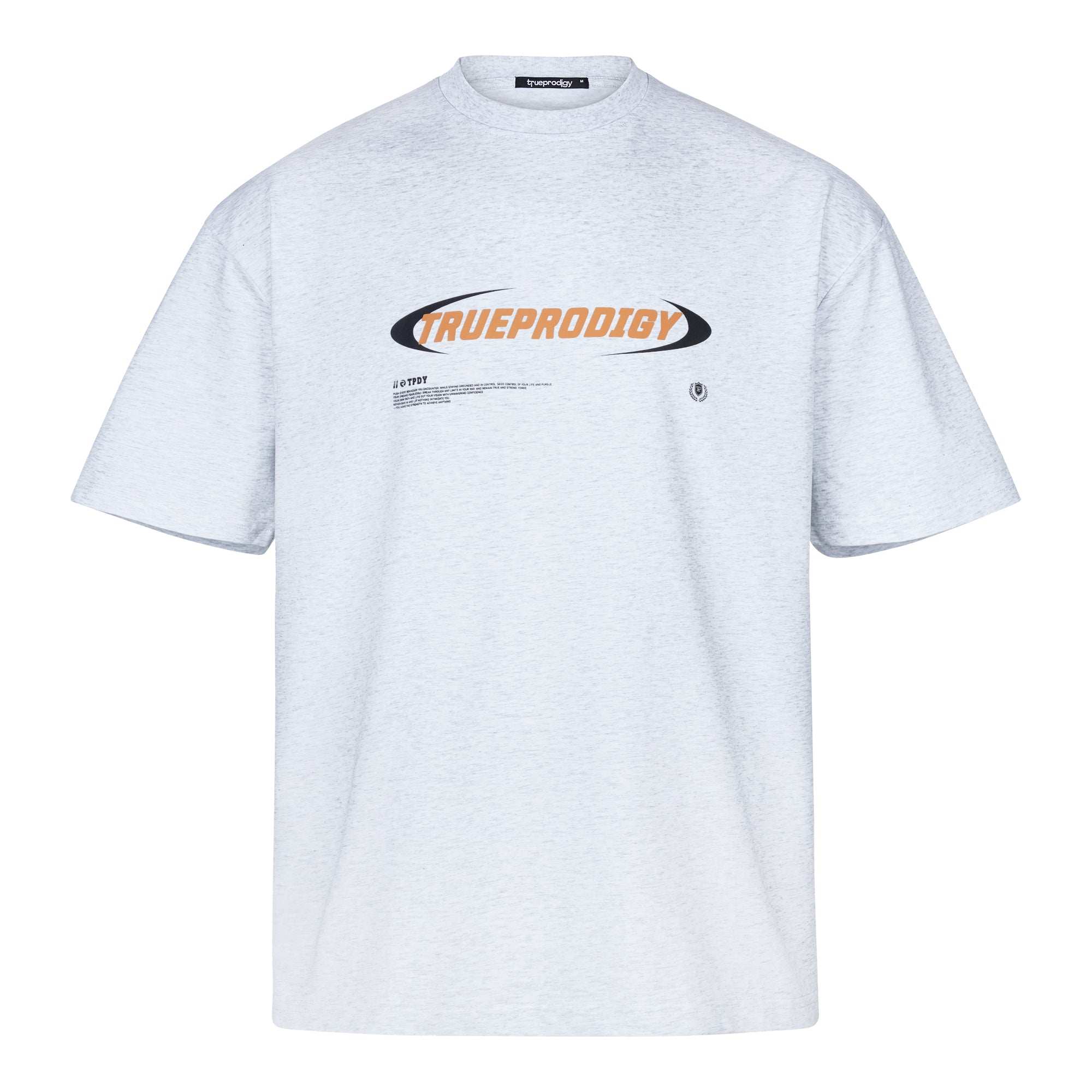 Das Unisex-T-Shirt „Ravi“ von trueprodigy hat einen Rundhalsausschnitt und eine Oversize-Passform. Es besteht aus grauem Jersey mit kräftigem orange-schwarzem „TRUE PRODIGY“-Schriftzug, zusätzlichem schwarzen Text und einem kleinen Logo mittig auf der Brust.