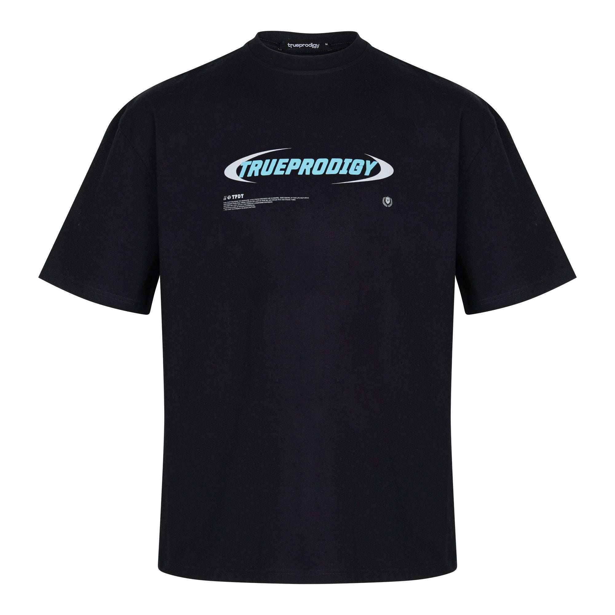 Das schwarze Unisex-T-Shirt „Ravi“ von trueprodigy trägt den Schriftzug „TRUEPRODIGY“ in kräftigem Blau und Weiß auf der Brust, darunter kleinere weiße Schriftzüge und Logodetails. Das Oversize-T-Shirt hat einen Rundhalsausschnitt und kurze Ärmel für eine trendige, bequeme Passform.