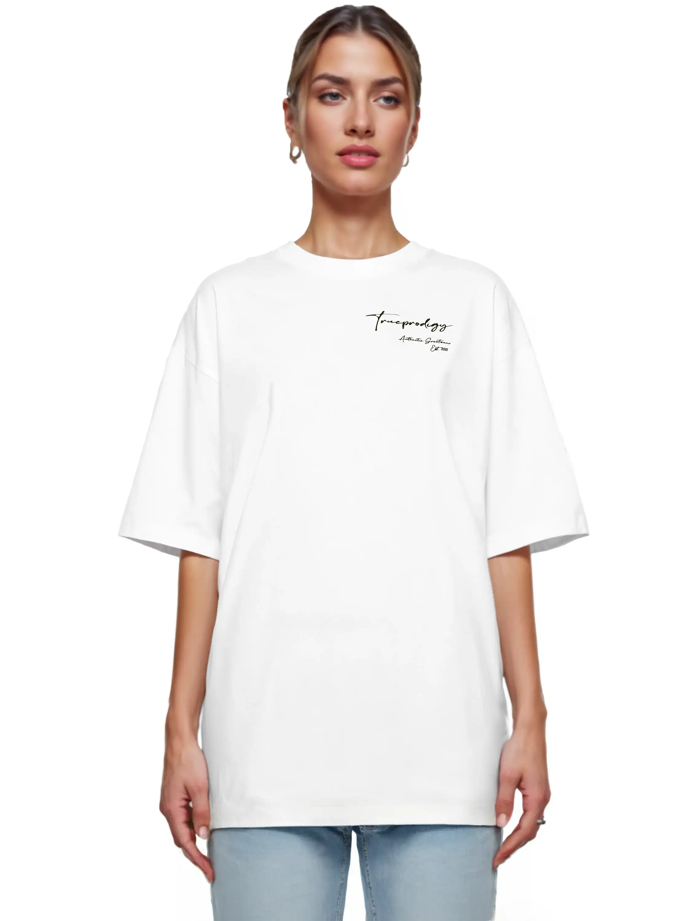 Eine Person steht mit Blick nach vorne in einem locker sitzenden trueprodigy Marin F Oversize-T-Shirt mit feiner Logo-Schrift & TPDY-Print am Ärmel und hellblauen Jeans. Das kurzärmelige Shirt hat einen kleinen schwarzen Schriftzug auf der linken Brust. Der Hintergrund ist einfarbig weiß.