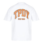 Das Oversize-Shirt mit TPDY-Logo & Rückenprint "Stay Real" von trueprodigy ist hinten mit großen orangen TPDY-Buchstaben und dem Schriftzug "STAY REAL" in kleinerer Schrift bedruckt.