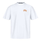 Das Arin F Unisex-T-Shirt von trueprodigy hat eine Oversize-Passform mit Rundhalsausschnitt und kurzen Ärmeln. Auf der linken Brust befindet sich ein leuchtend orangefarbenes „TPOY“-Logo.