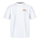 Das Oversize-Shirt mit TPDY-Logo & Rückenprint "Stay Real" von trueprodigy ist ein schlichtes weißes Unisex-Shirt in schwerem Jerseystoff mit einem kleinen orangen TPDY-Logo auf der linken oberen Brust und einem schwarzen Nackenlabel, abgebildet auf weißem Hintergrund.