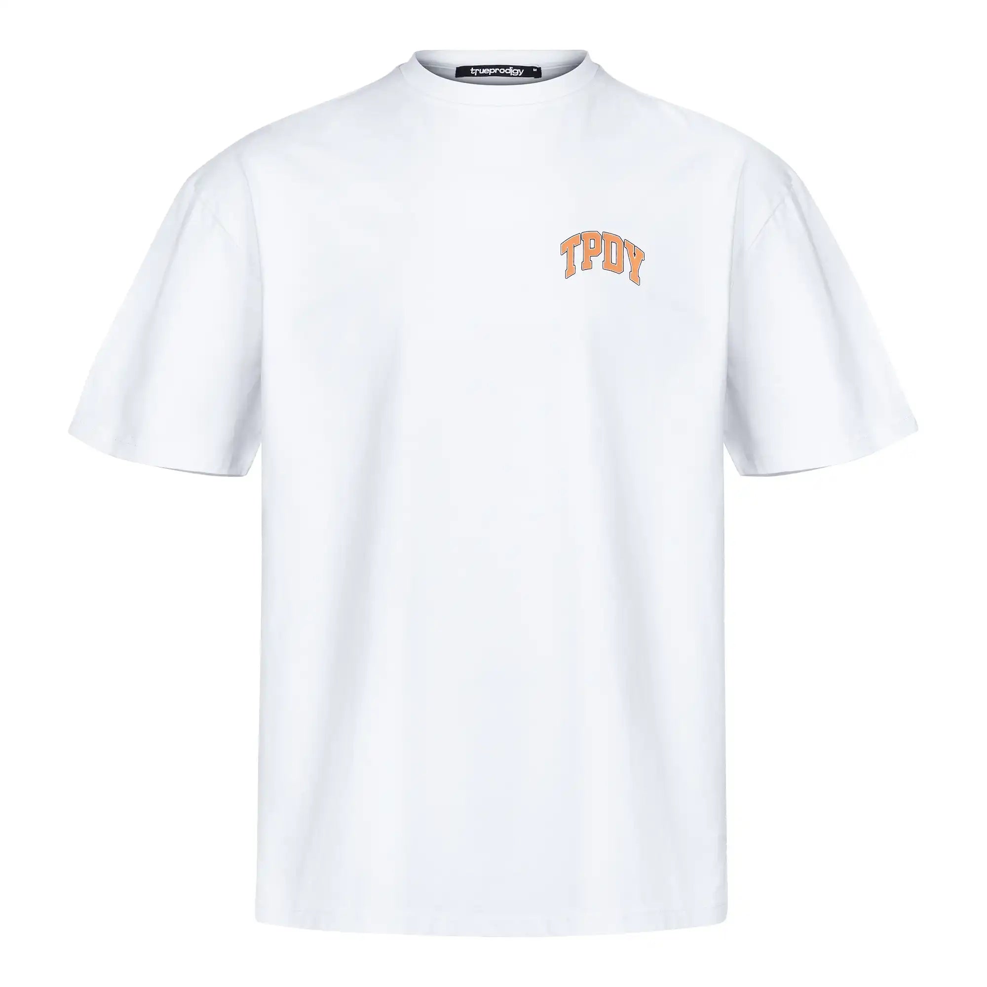 Das Oversize-Shirt mit TPDY-Logo & Rückenprint "Stay Real" von trueprodigy ist ein schlichtes weißes Unisex-Shirt in schwerem Jerseystoff mit einem kleinen orangen TPDY-Logo auf der linken oberen Brust und einem schwarzen Nackenlabel, abgebildet auf weißem Hintergrund.