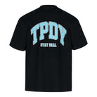 Das Arin F T-Shirt von trueprodigy ist ein übergroßes schwarzes Unisex-T-Shirt aus 100 % Baumwolle. Auf der Rückseite steht „TPDY“ in großen hellblauen Buchstaben, darunter „STAY REAL“ in kleineren weißen Buchstaben. So werden Stil und Komfort perfekt vereint.