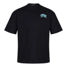 Das schwarze Unisex-T-Shirt „Arin F“ von Trueprodigy besteht aus 100 % Baumwolle, hat kurze Ärmel, einen Rundhalsausschnitt und den hellblauen Aufdruck „TPOY“ auf der linken Brust.