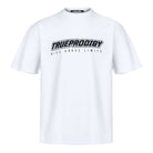 Das Toni F von trueprodigy ist ein weißes Unisex-Oversize-T-Shirt mit dem Schriftzug „Rise Above Limits“ in fetter schwarzer Schrift auf der Brust. Es besteht aus schwererem Jersey-Stoff und hat kurze Ärmel und einen Rundhalsausschnitt für einen bequemen und stylischen Look.