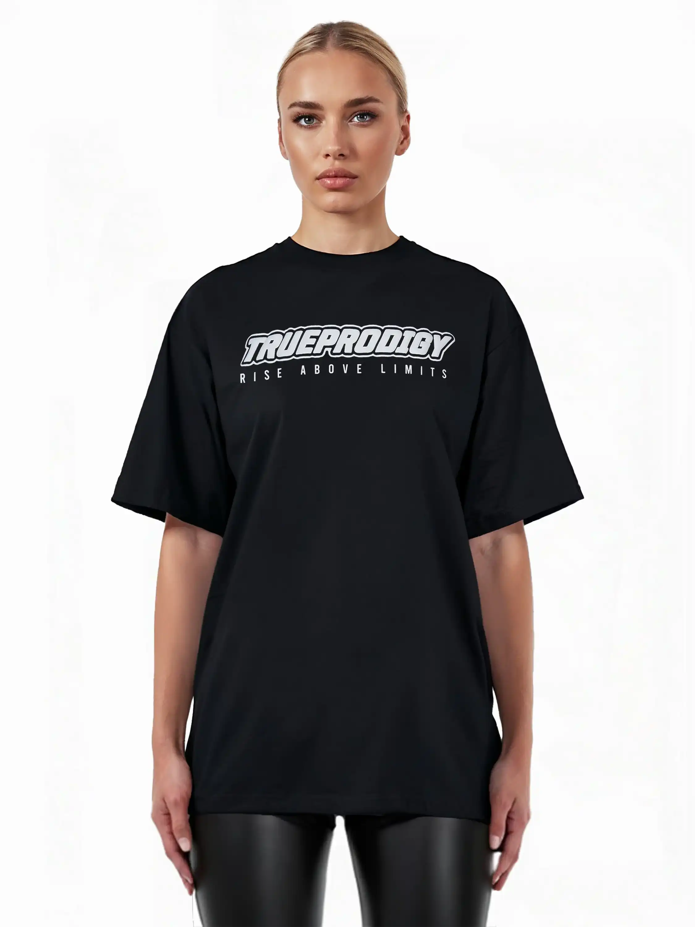 Eine blondhaarige Frau trägt das Toni F Oversize-T-Shirt von trueprodigy mit dem 3D-Slogan "TRUEPRODIGY" & "Rise Above Limits". Sie steht vor einem schlichten weißen Hintergrund und blickt geradeaus.
