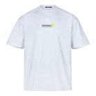 Das Oversize-Herren-T-Shirt von trueprodigy zeigt eine Logo-Smile-Grafik auf der Brust, ist aus schwerem Jerseystoff gefertigt und hat einen Rundhalsausschnitt und eine lockere Passform. Es kommt in Hellgrau und hat kurze Ärmel.