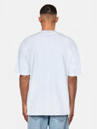 Ein Mann steht mit dem Rücken zur Kamera, trägt ein hellgraues trueprodigy Oversize-Herren-T-Shirt mit Logo-Smile-Grafik auf der Brust und hellblaue Denim-Shorts vor einem schlichten weißen Hintergrund.