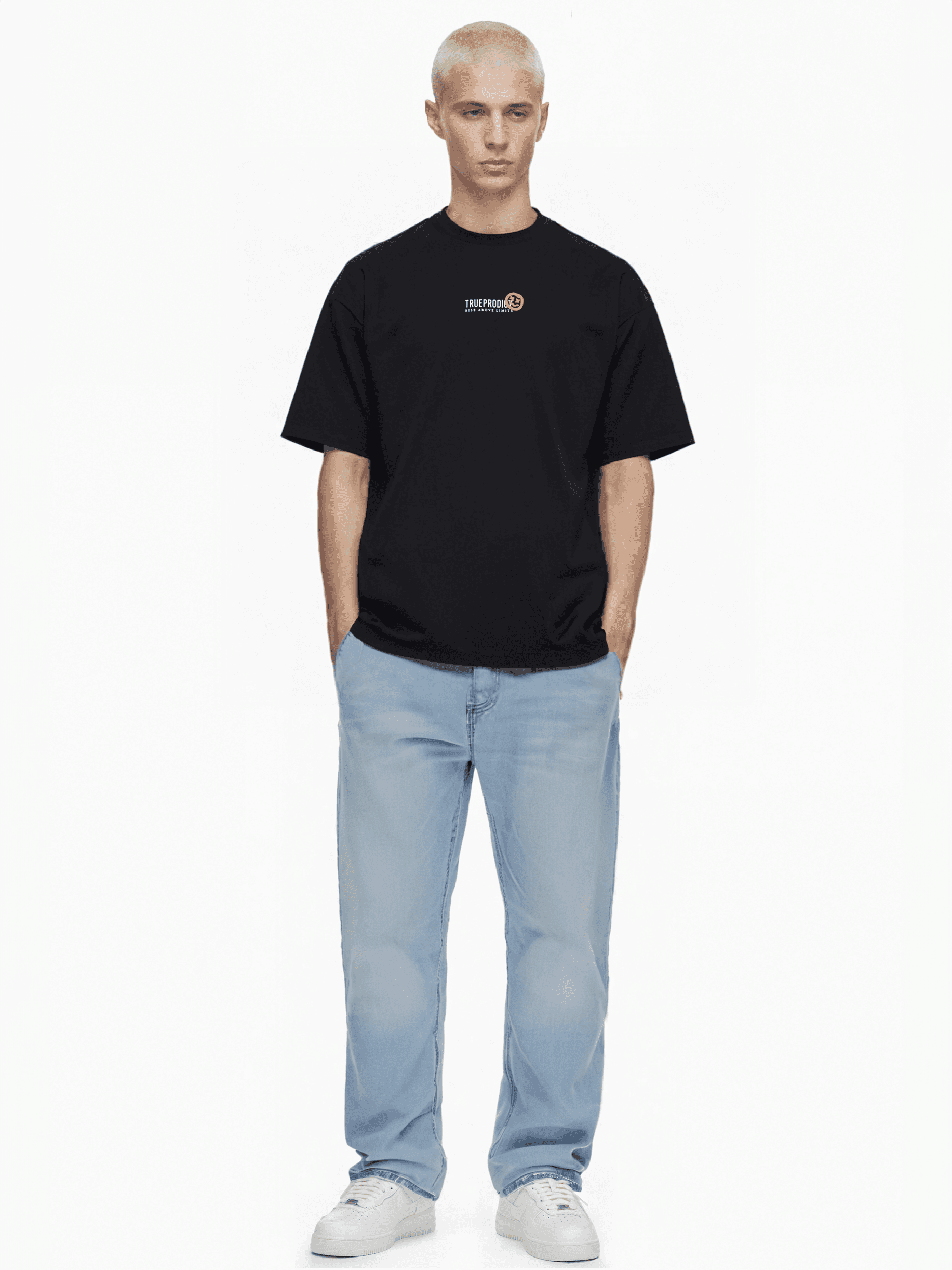 Vor einem weißen Hintergrund steht eine kleine, blonde Person, die ein Trueprodigy Unisex Oversize „Juniper“-T-Shirt aus Jerseystoff trägt, dazu hellblaue Jeans und weiße Sneakers, und die Hände lässig in die Hosentaschen steckt.