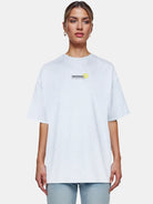 Eine Person steht mit dem Gesicht nach vorne und trägt ein locker sitzendes trueprodigy Juniper F Oversize-Damen-T-Shirt in Hellgrau mit einer Logo-Smile-Grafik auf der Brust, gepaart mit hellblauen Jeans, vor einem schlichten weißen Hintergrund.