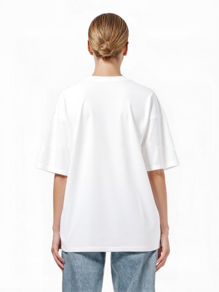 Eine Person mit blonden Haaren in einem tiefen Dutt ist von hinten zu sehen. Sie trägt ein trueprodigy Oversize-T-Shirt mit Adlergrafik & TRUEPRODIGY-Schriftzug und blaue Jeans und steht vor einem schlichten weißen Hintergrund.