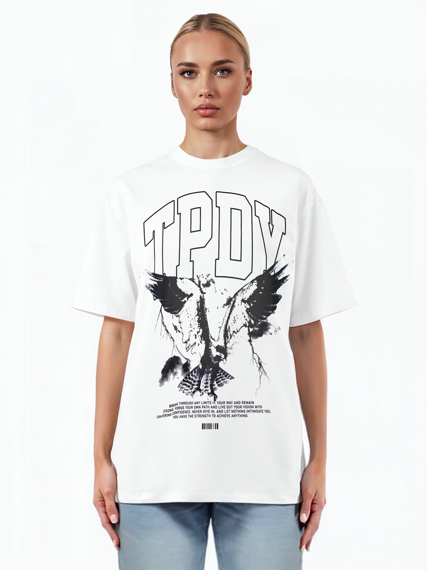 Eine Frau mit zurückgebundenen blonden Haaren trägt ein trueprodigy Oversize-T-Shirt mit Adlergrafik & TRUEPRODIGY-Schriftzug aus schwerem Jerseystoff. Sie steht mit dem Gesicht nach vorne vor einem schlichten weißen Hintergrund.