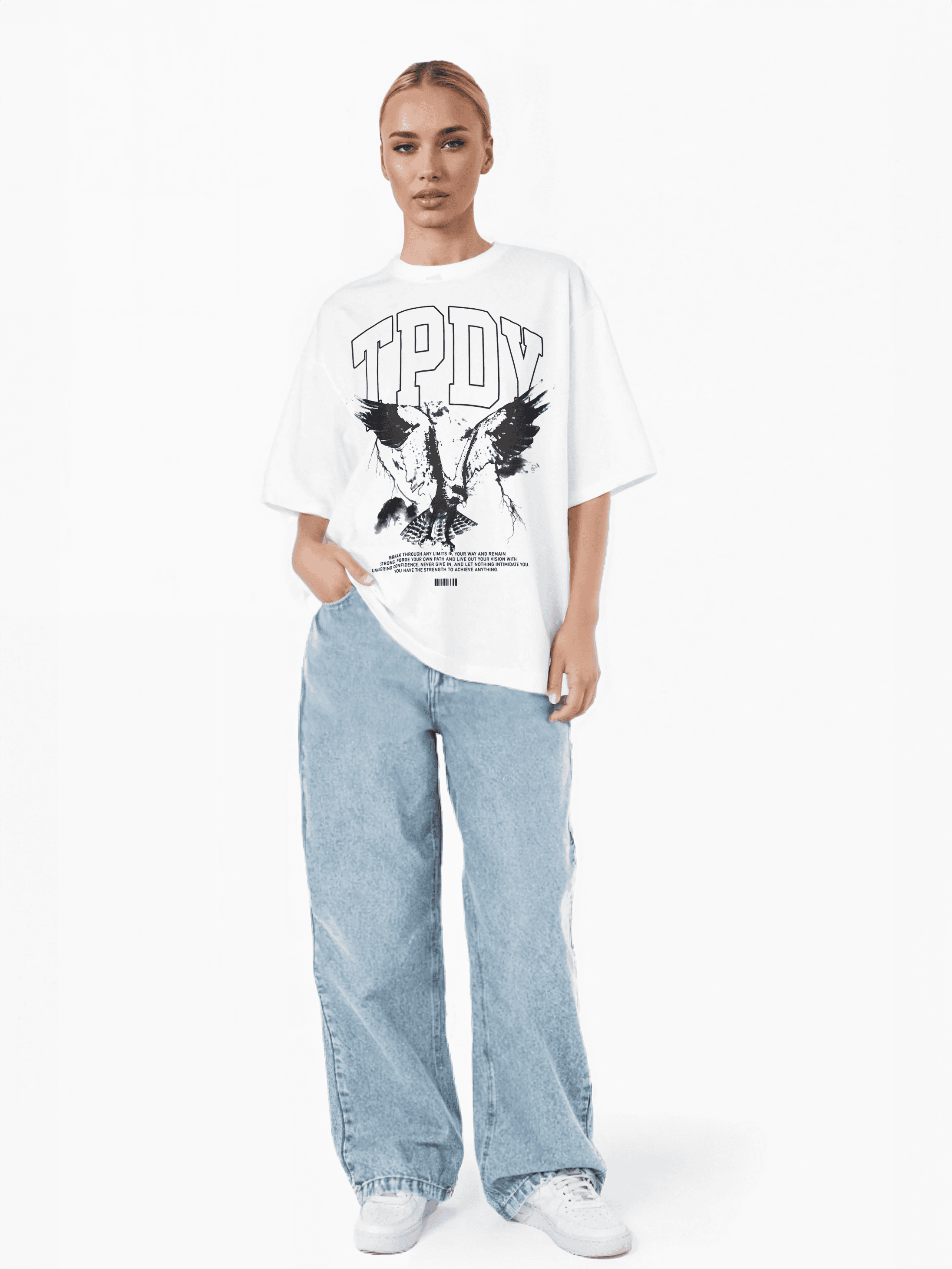 Vor einem weißen Hintergrund trägt eine Person ein übergroßes Trueprodigy Yuki F-Shirt mit auffälligen Grafiken und großem Schriftzug, kombiniert mit Bluejeans und weißen Sneakers. Mit einer Hand in der Tasche und einem neutralen Gesichtsausdruck strahlt sie mühelosen Stil und Komfort aus.