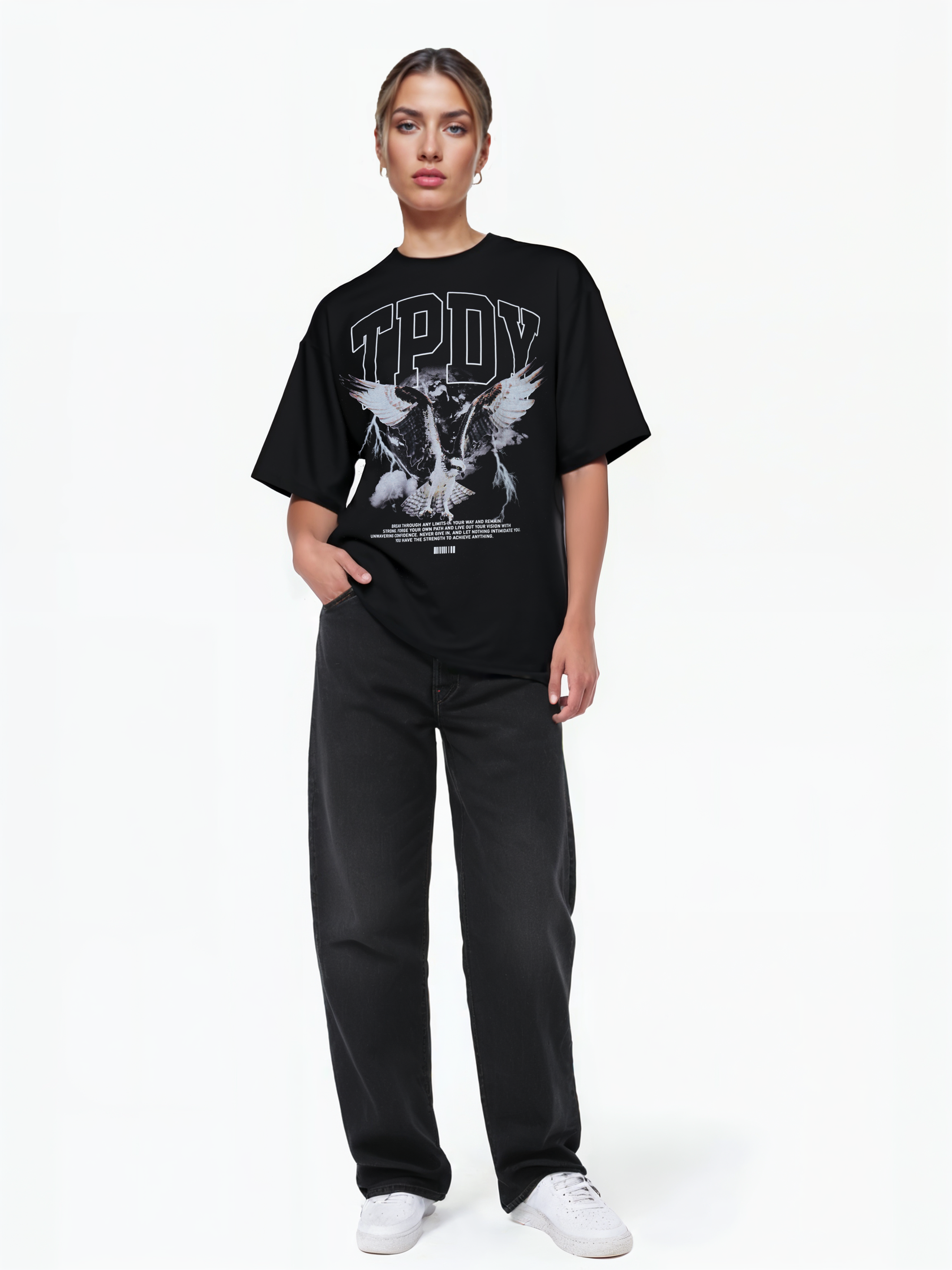 Eine Person steht mit dem Gesicht nach vorne, eine Hand in der Tasche, und trägt ein trueprodigy Oversize-T-Shirt mit Adlergrafik & TRUEPRODIGY-Schriftzug, gepaart mit schwarzen Jeans und weißen Turnschuhen vor einem schlichten weißen Hintergrund.