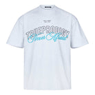 Das „Sam F“ von trueprodigy ist ein weißes Unisex-T-Shirt aus Jerseystoff mit großen, stilisierten Schriftzügen „trueprodigy“ und „Never Afraid“ auf der Vorderseite und dem kleineren Text „Keep it Strong, Keep it True“ darüber. Die übergroße Passform sorgt für zusätzlichen Komfort und Stil.
